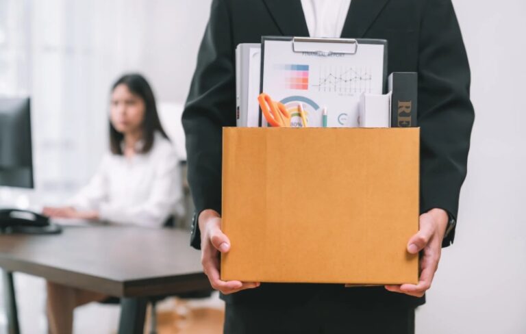 Jak odejść z pracy zachowując profesjonalizm i klasę? – kompletny przewodnik dla pracowników.
