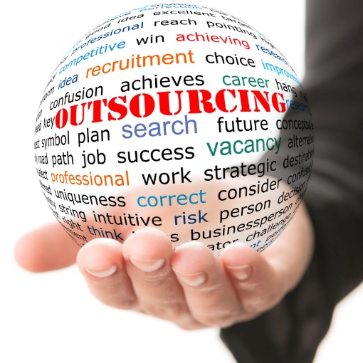 Outsourcing zespołów i ekspertów IT – analiza kosztów, korzyści i wyzwań